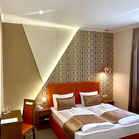 Borostyan Panzio Hotel คาโปชวาร์ ภายนอก รูปภาพ