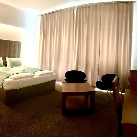 Borostyan Panzio Hotel คาโปชวาร์ ภายนอก รูปภาพ