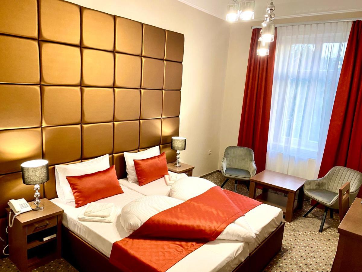 Borostyan Panzio Hotel คาโปชวาร์ ภายนอก รูปภาพ