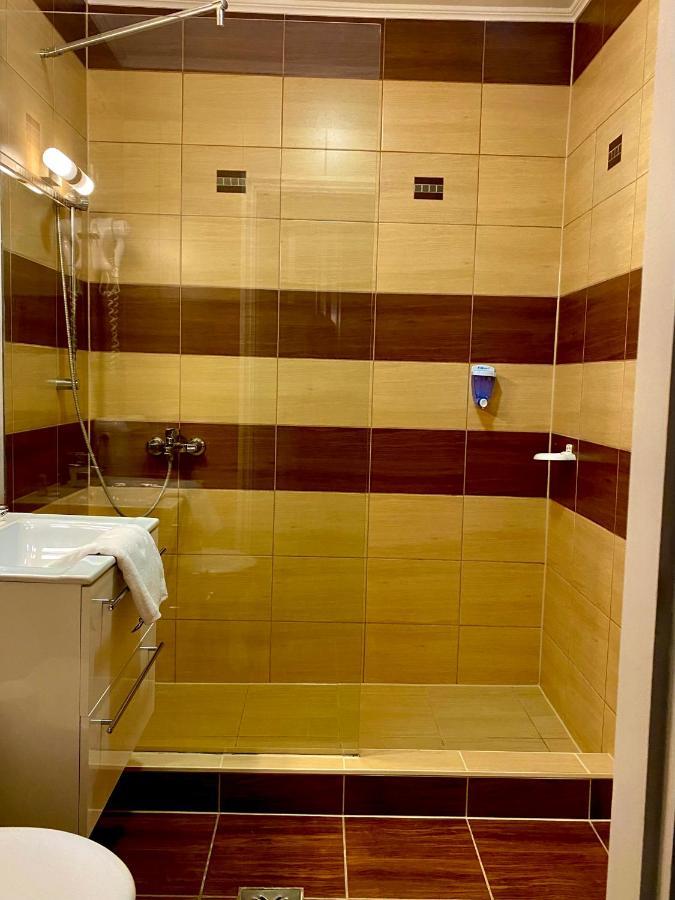 Borostyan Panzio Hotel คาโปชวาร์ ภายนอก รูปภาพ