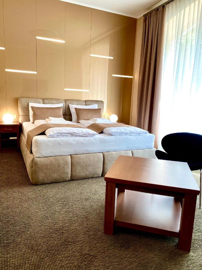 Borostyan Panzio Hotel คาโปชวาร์ ภายนอก รูปภาพ