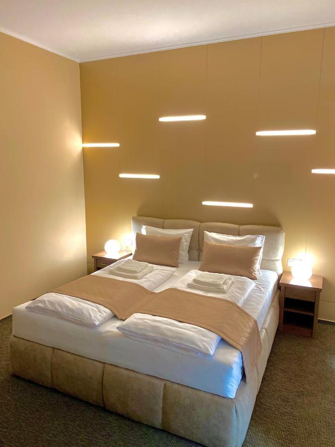 Borostyan Panzio Hotel คาโปชวาร์ ภายนอก รูปภาพ