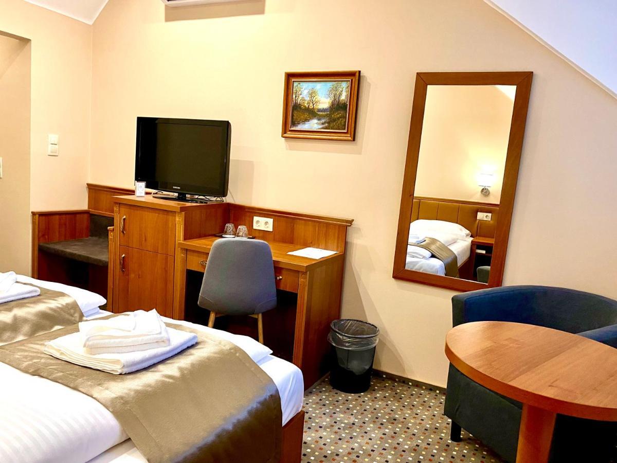 Borostyan Panzio Hotel คาโปชวาร์ ภายนอก รูปภาพ