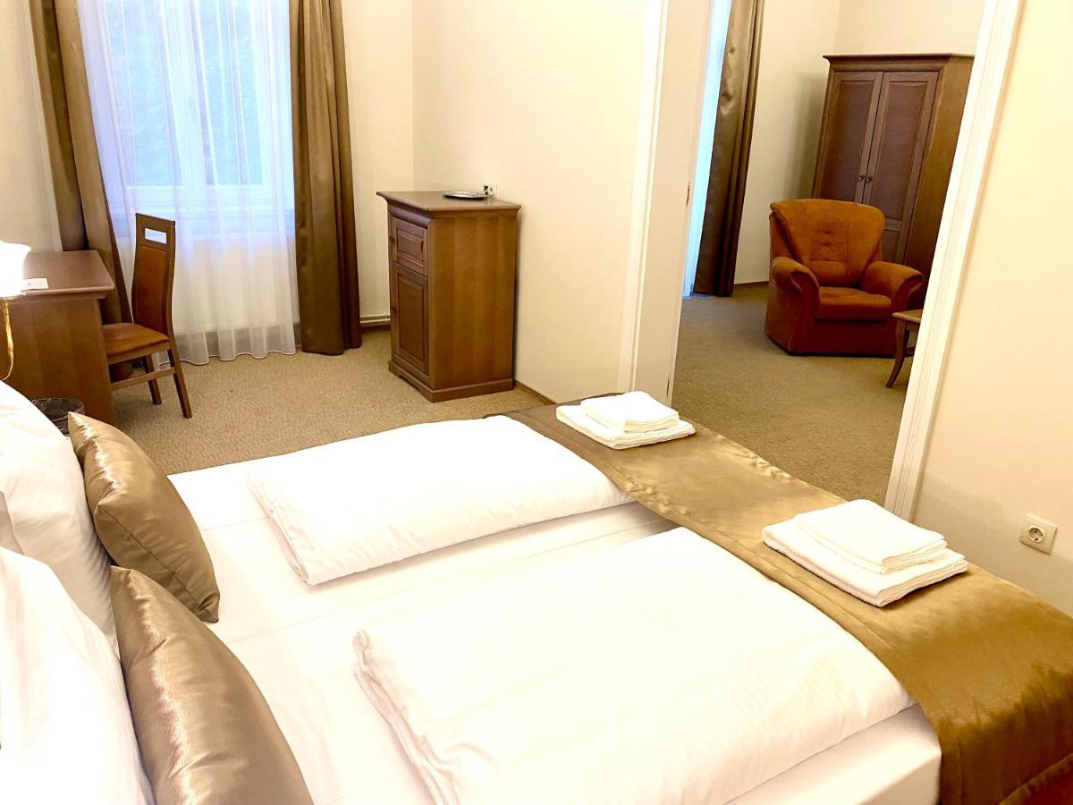 Borostyan Panzio Hotel คาโปชวาร์ ภายนอก รูปภาพ