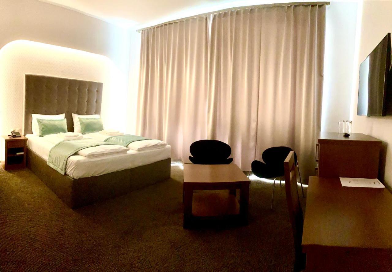 Borostyan Panzio Hotel คาโปชวาร์ ภายนอก รูปภาพ