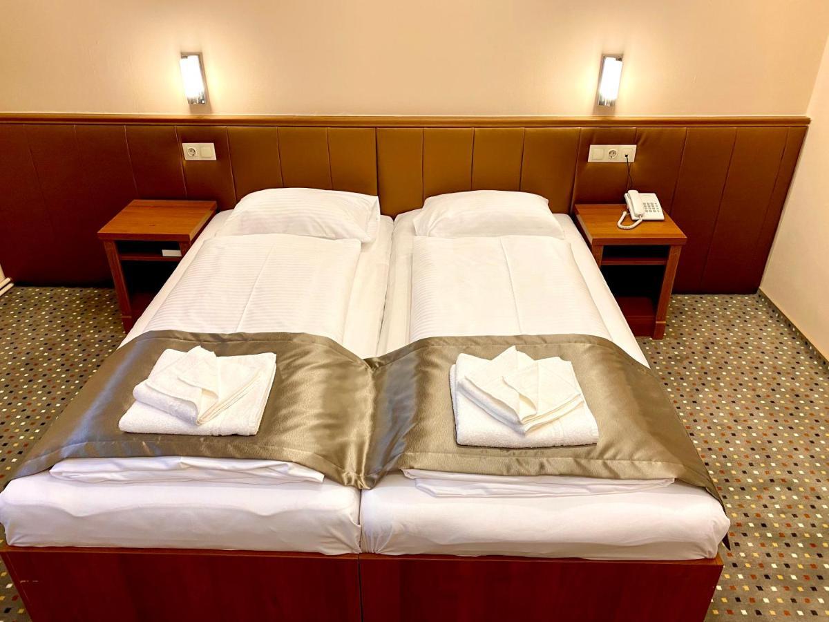 Borostyan Panzio Hotel คาโปชวาร์ ภายนอก รูปภาพ