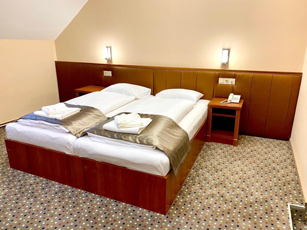 Borostyan Panzio Hotel คาโปชวาร์ ภายนอก รูปภาพ