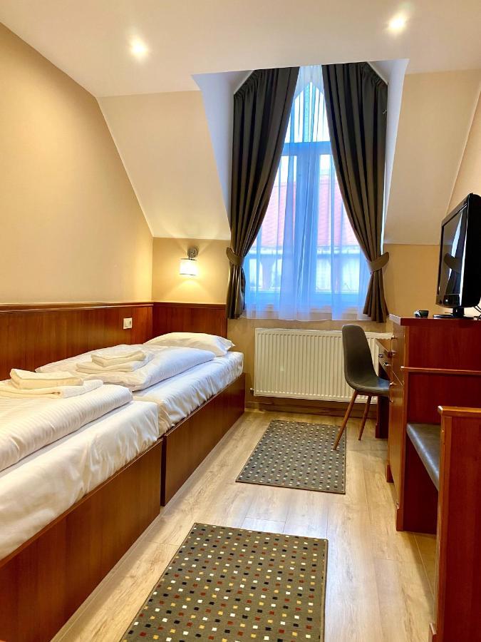 Borostyan Panzio Hotel คาโปชวาร์ ภายนอก รูปภาพ