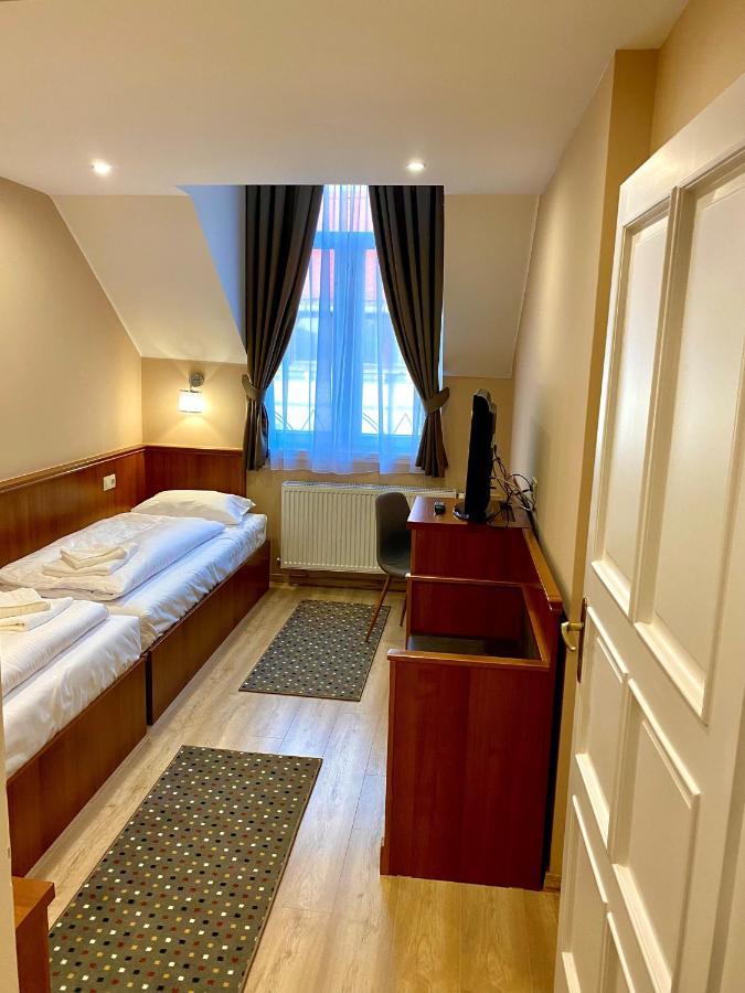 Borostyan Panzio Hotel คาโปชวาร์ ภายนอก รูปภาพ