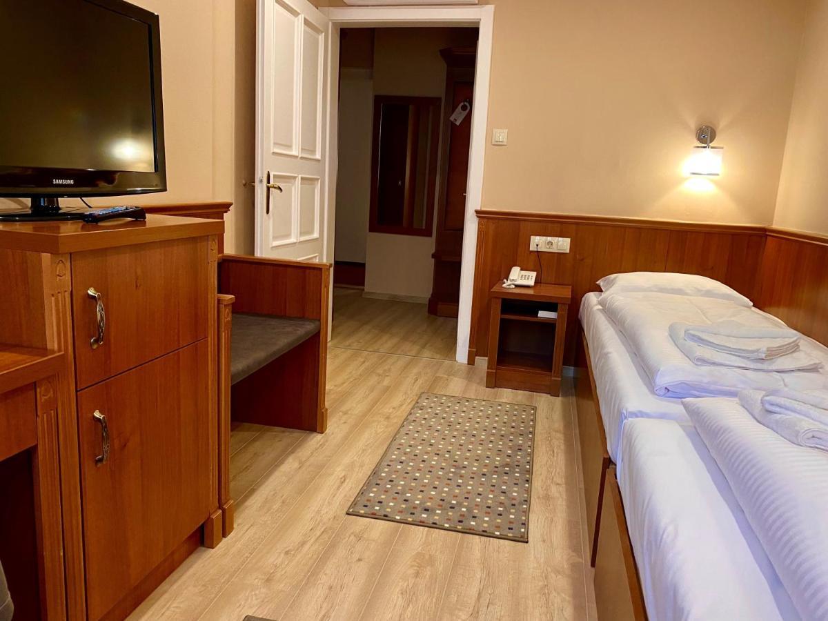 Borostyan Panzio Hotel คาโปชวาร์ ภายนอก รูปภาพ